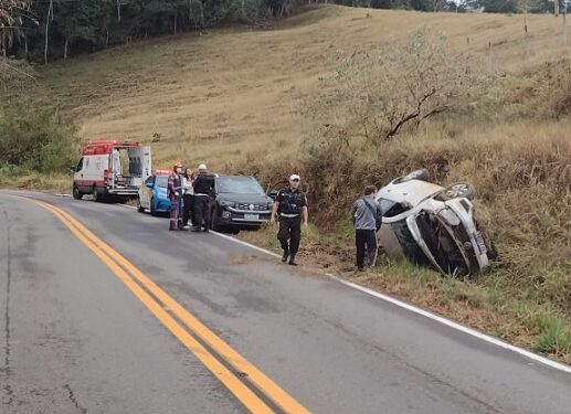 Motorista fica ferido após capotamento na RJ-147 em Valença