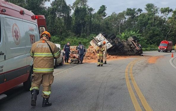 Vídeo: caminhão com lajotas tomba e carga atinge veículo na Rio Santos, em Paraty