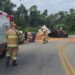 Vídeo: caminhão com lajotas tomba e carga atinge veículo na Rio Santos, em Paraty