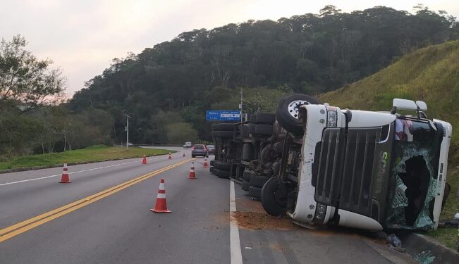 Carreta tomba na BR-393 em Dorândia