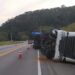 Carreta tomba na BR-393 em Dorândia
