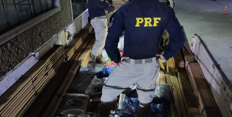 PRF apreende 6 toneladas de maconha na BR-040 em Três Rios
