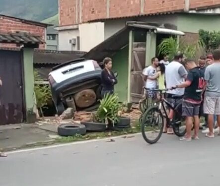 Vídeo: motorista perde o controle de carro e atinge residência na Japuíba