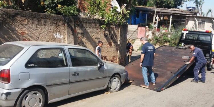 Operação ‘VR em Ordem’ retira veículos abandonados no Morro da Conquista