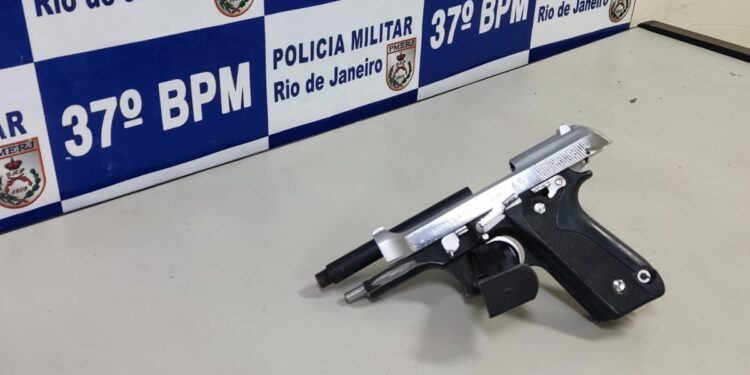 Homem é preso após ameaçar mulher com uma pistola em Resende