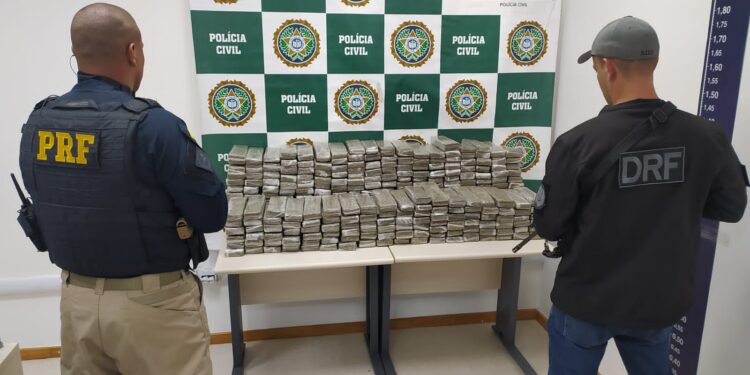 PRF apreende 250 quilos de maconha em Angra dos Reis