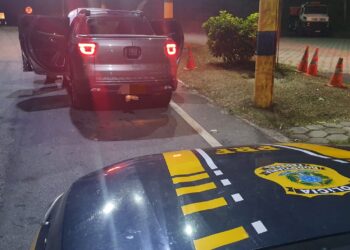 PRF prende foragido com caminhonete clonada na Dutra, em Piraí
