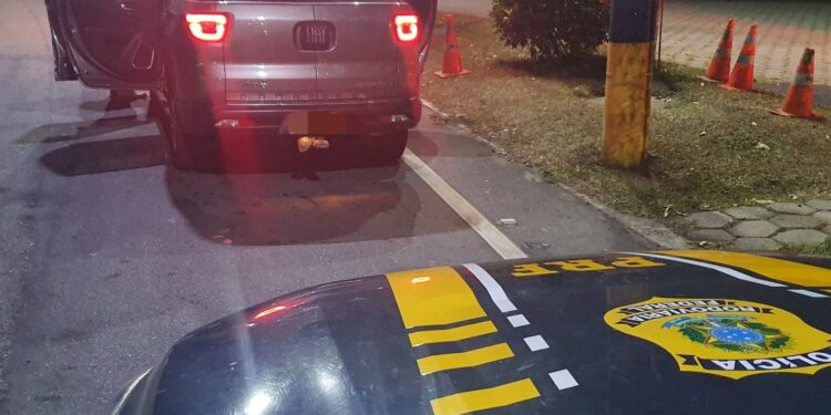 PRF prende foragido com caminhonete clonada na Dutra, em Piraí