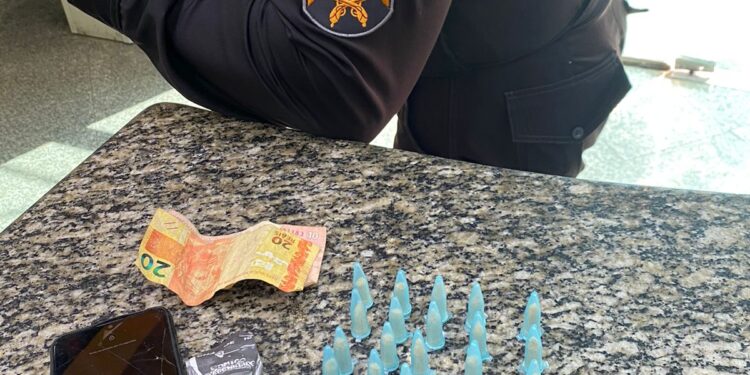 Menor de 16 anos é apreendido com 25 pinos de cocaína no Nova Esperança