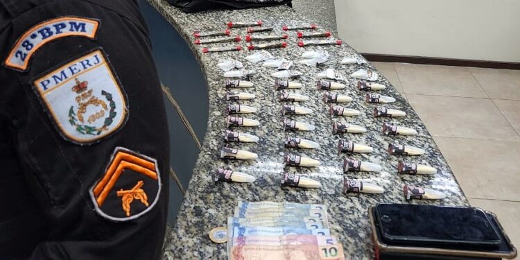 Homem é preso e menor apreendido por tráfico de drogas em BM