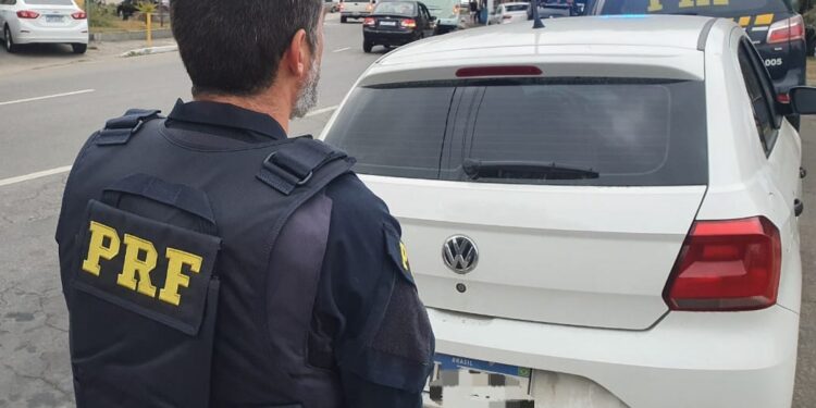 Veículo roubado é recuperado pela PRF na Dutra, em Barra Mansa