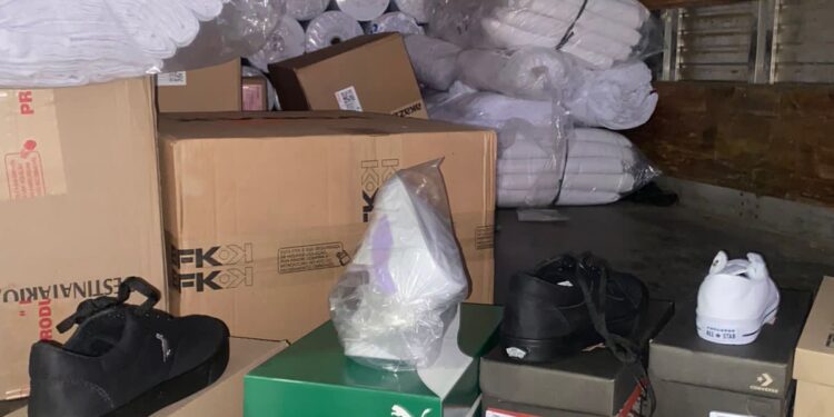 Mais de 600 pares de tênis falsificados são apreendidos na BR-040, em Levy Gasparian