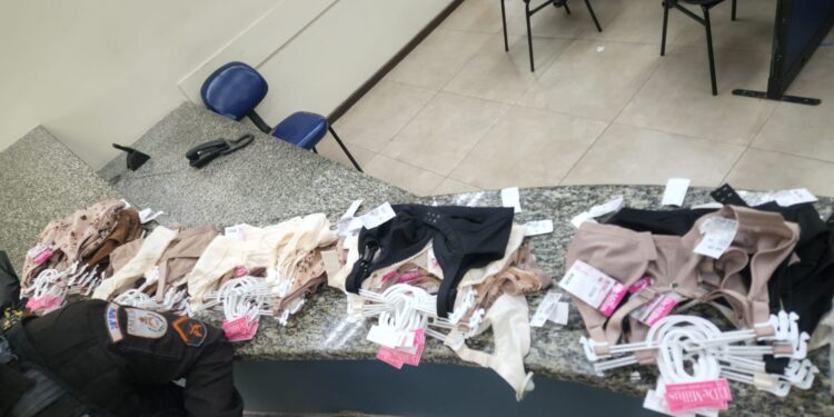 Homem é detido após furtar 48 peças de roupas íntimas em BM
