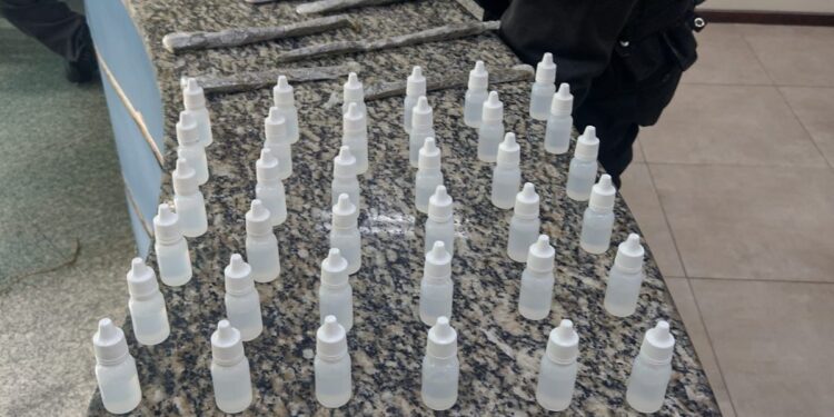 Homem é preso e menor apreendido por tráfico de drogas na Vila Delgado, em BM