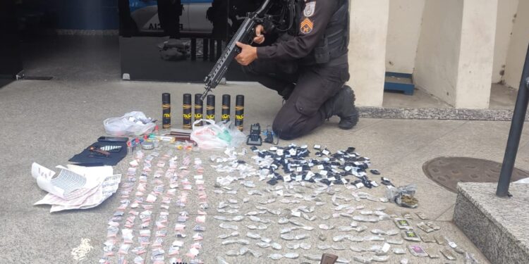 Homem é preso e menores apreendidos com arma e grande quantidade de drogas em Resende
