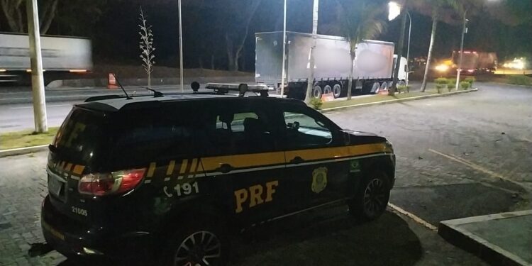 Semirreboque roubado é recuperado pela PRF na Dutra, em Barra Mansa