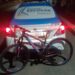 Vídeo mostra homem furtando bicicleta em prédio de Resende