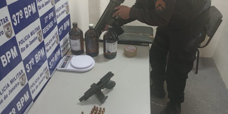PM apreende arma e munição na Cidade Alegria, em Resende