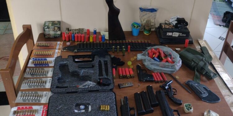 PM apreende grande quantidade de armas em Vassouras
