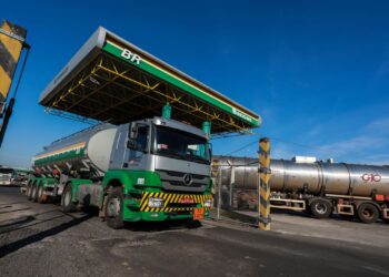 Petrobras anuncia redução de R$ 0,18 na gasolina para distribuidoras