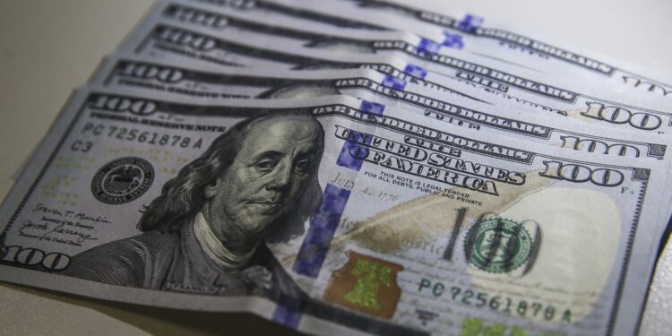 Dólar cai para R$ 5,08 após inflação desacelerar nos EUA