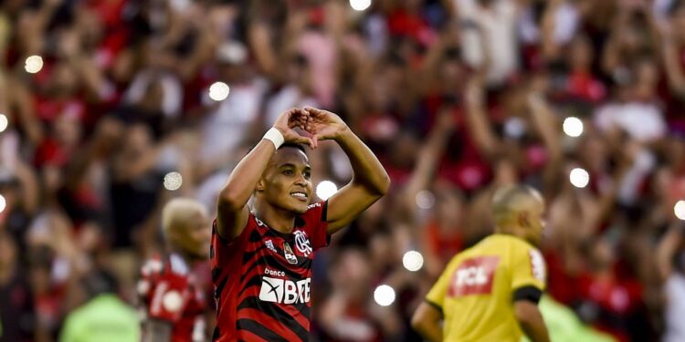 Flamengo goleia Athletico-PR por 5 a 0