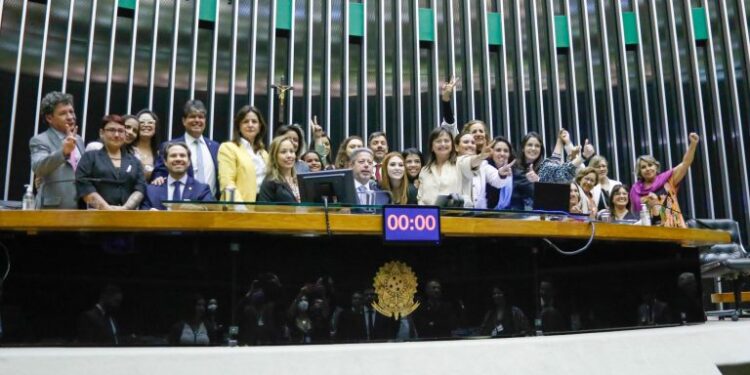 Câmara aprova projeto que obriga planos de saúde a cobrir tratamentos fora do rol da ANS