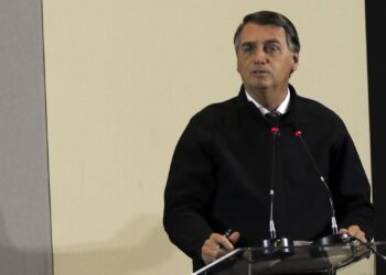 Bolsonaro promete manter zerados impostos federais de combustíveis
