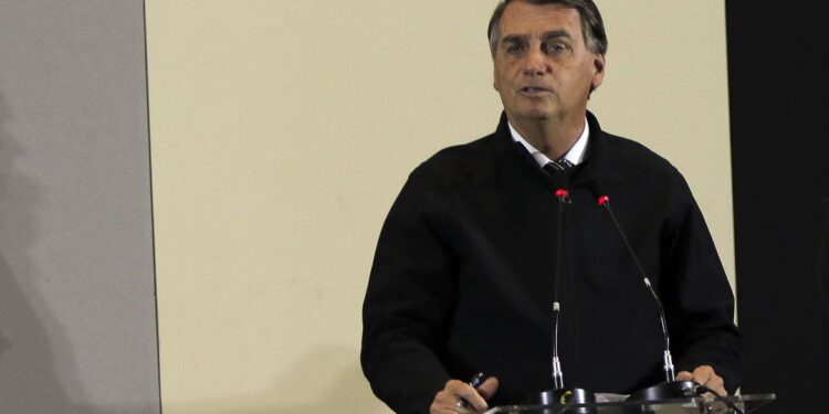 Bolsonaro promete manter zerados impostos federais de combustíveis