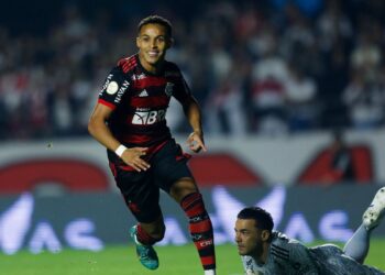 Flamengo bate São Paulo fora de casa e dorme no 3º lugar do Brasileiro