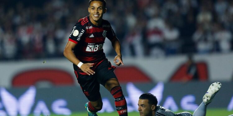 Flamengo bate São Paulo fora de casa e dorme no 3º lugar do Brasileiro