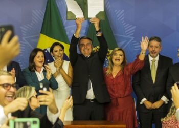 Bolsonaro sanciona PL e enfermeiros terão piso de R$ 4.750,00
