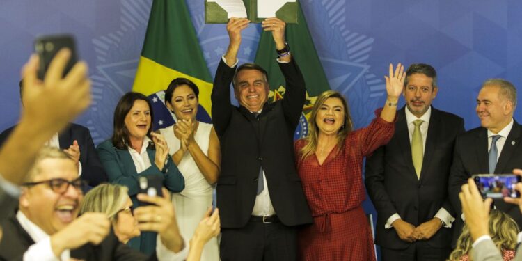 Bolsonaro sanciona PL e enfermeiros terão piso de R$ 4.750,00