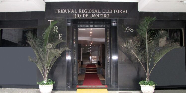 TRE-RJ nega candidaturas de Witzel e Garotinho