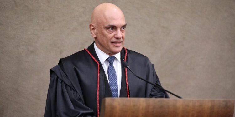 Moraes revoga própria liminar e mantém decreto que reduziu IPI