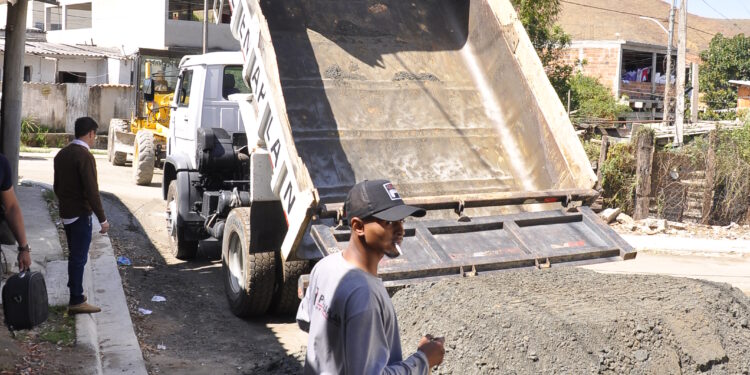 Pinheiral dá andamento em obras de drenagem e pavimentação no Parque Maíra