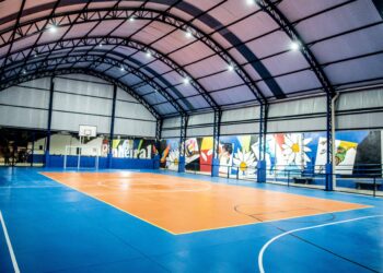 Pinheiral entrega revitalização de quadra poliesportiva no Centro