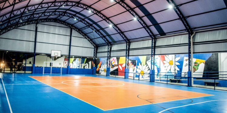 Pinheiral entrega revitalização de quadra poliesportiva no Centro