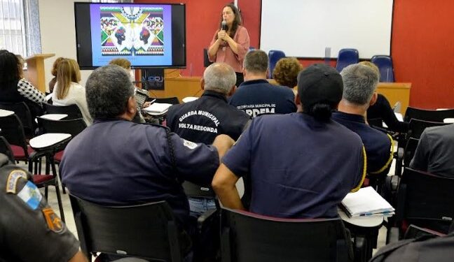 Servidores de Volta Redonda recebem capacitação para acolhimento às mulheres vítimas de violência