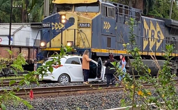 Carro avança sobre linha férrea e provoca acidente em Barra Mansa; vídeo