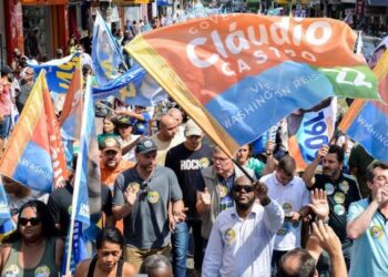 Drable lidera uma multidão em apoio a Cláudio Castro pelas ruas de BM