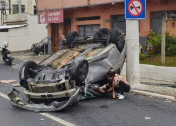 Motorista fica ferido após capotamento na Praia do Anil