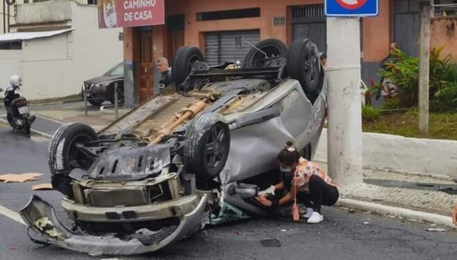 Motorista fica ferido após capotamento na Praia do Anil
