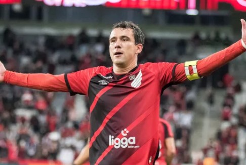 Athletico-PR decide no primeiro tempo e vence o Fluminense na Arena da Baixada