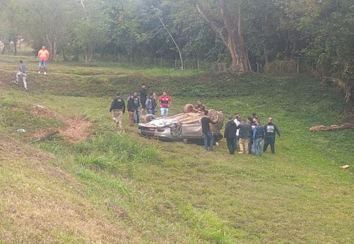 Idosa fica ferida após capotamento na Dutra em Floriano