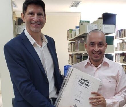 Paulo Conrado doa Livro de Salmos em braile para Biblioteca Municipal