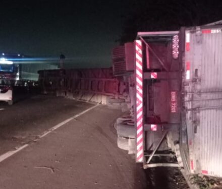 Motorista morre após carreta bitrem tombar na Via Dutra em Barra Mansa; vídeo