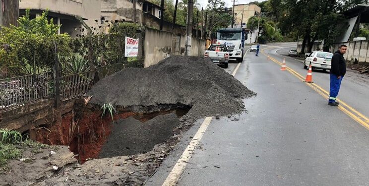 Tubulação de água rompe e abre cratera no acostamento de rodovia em Barra Mansa