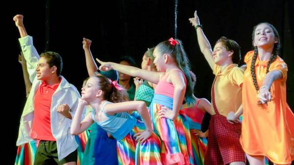 Espetáculo teatral “Uma Expedição Pela Cidade” se apresenta em Resende