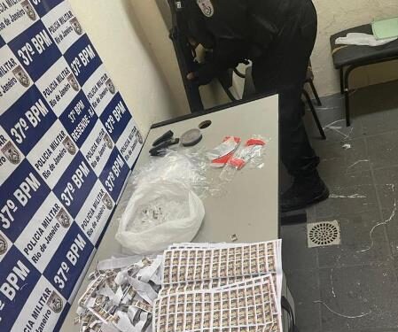 Material para embalar drogas é apreendido em apartamento tomado pelo tráfico em Resende